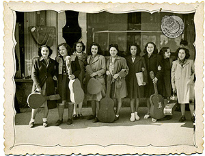 1946. Rosita a la dcha. de la foto